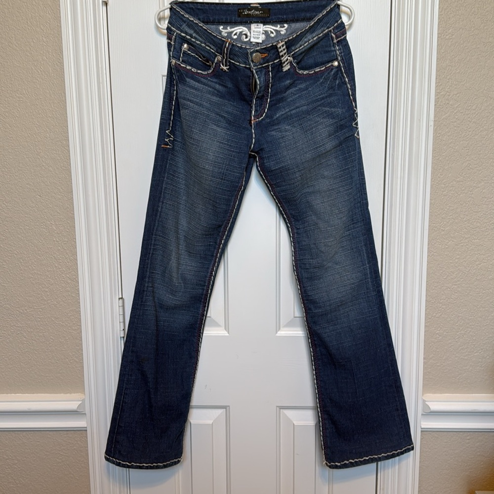 CHACHE’ Jeans. Size 4 jeans. Beautiful jeans very classy or dress them down.